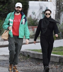 elizabeth-olsen-and-robbie-arnett-out-shopping-in-los-angeles-01-06-2023-2.jpg