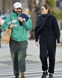 elizabeth-olsen-and-robbie-arnett-out-shopping-in-los-angeles-01-06-2023-3.jpg