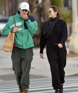 elizabeth-olsen-and-robbie-arnett-out-shopping-in-los-angeles-01-06-2023-4.jpg