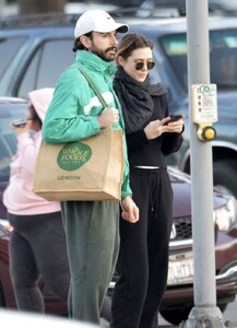 elizabeth-olsen-and-robbie-arnett-out-shopping-in-los-angeles-01-06-2023-5.jpg
