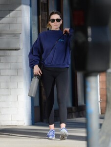 elizabeth-olsen-leaves-a-gym-in-los-angeles-01-27-2023-6.jpg
