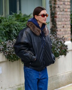 hailey-bieber-leaves-her-apartment-in-new-york-01-26-2023-0.jpg