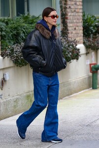 hailey-bieber-leaves-her-apartment-in-new-york-01-26-2023-1.jpg