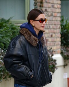hailey-bieber-leaves-her-apartment-in-new-york-01-26-2023-2.jpg