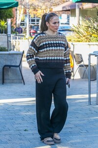 jennifer-lopez-and-ben-affleck-at-starbucks-in-santa-monica-12-11-2022-9.jpg