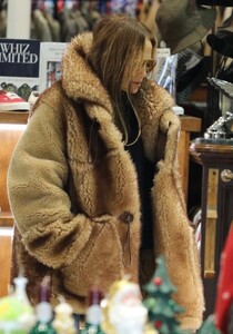 jennifer-lopez-christmas-shopping-done-at-american-rag-in-la-12-14-2022-4.jpg