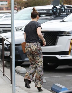 jennifer-lopez-shopping-in-los-angeles-12-26-2022-5.jpg