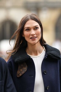 karlie-kloss-arrives-at-louis-vuitton-show-at-paris-fashion-week-01-19-2023-5.jpg