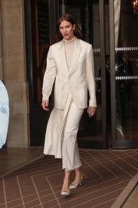 karlie-kloss-leaves-her-hotel-in-paris-01-20-2023-3.jpg