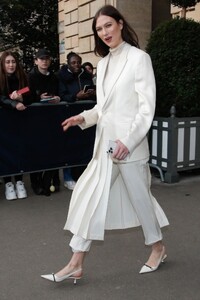 karlie-kloss-leaves-her-hotel-in-paris-01-20-2023-5.jpg