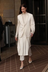 karlie-kloss-leaves-her-hotel-in-paris-01-20-2023-6.jpg