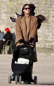 karlie-kloss-out-in-paris-01-21-2023-2.jpg
