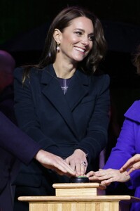 kate-middleton-formally-kicks-off-the-earthshot-celebrations-by-lighting-up-boston-city-hall-11-30-2022-9.jpg