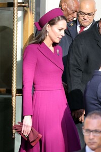 kate-middleton-greets-president-cyril-ramaphosa-of-south-africa-in-london-11-22-2022-2.thumb.jpg.338a09387315641fcd1a3632befbbc8a.jpg