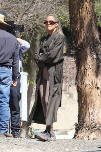 khloe-kardashian-and-kris-jenner-film-their-new-show-in-ventura-03-10-2022-4.jpg