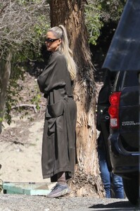 khloe-kardashian-and-kris-jenner-film-their-new-show-in-ventura-03-10-2022-6.jpg