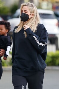khloe-kardashian-at-her-daughter-s-dance-class-in-woodland-hills-12-13-2021-4.jpg