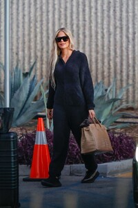 khloe-kardashian-christmas-photoshoot-in-calabasas-12-17-2021-4.jpg