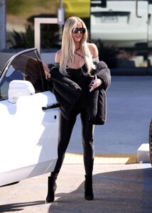 khloe-kardashian-in-a-black-catsuit-burbank-02-10-2022-11.jpg