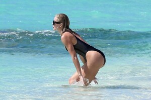 khloe-kardashian-in-a-black-swimsuit-turks-and-caicos-07-03-2022-0.jpg