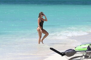 khloe-kardashian-in-a-black-swimsuit-turks-and-caicos-07-03-2022-3.jpg