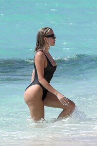 khloe-kardashian-in-a-black-swimsuit-turks-and-caicos-07-03-2022-4.jpg