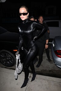 khloe-kardashian-night-out-style-07-20-2022-8.jpg