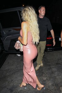 khloe-kardashian-night-out-style-west-hollywood-06-02-2022-2.jpg