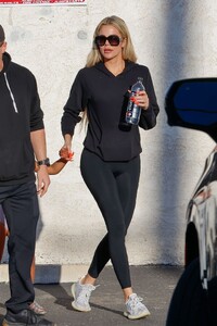 khloe-kardashian-out-in-woodland-hills-03-21-2022-4.jpg