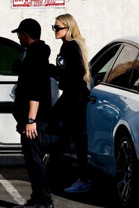khloe-kardashian-out-in-woodland-hills-03-21-2022-5.jpg
