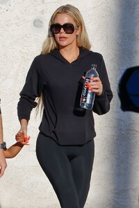 khloe-kardashian-out-in-woodland-hills-03-21-2022-7.jpg