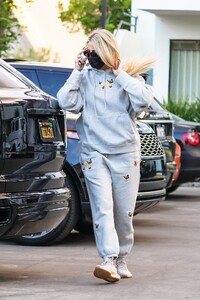 khloe-kardashian-out-in-woodland-hills-10-18-2021-2.jpg