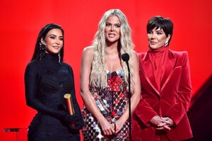 khloe-kardashian-people-s-choice-awards-2021-in-santa-monica-6.jpg