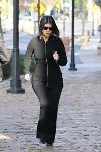 kourtney-kardashian-leaves-a-studio-in-calabasas-12-03-2022-4.jpg