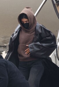 kylie-jenner-arrives-in-paris-on-her-private-jet-01-21-2023-3.jpg
