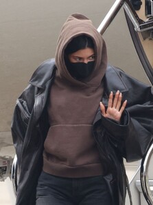 kylie-jenner-arrives-in-paris-on-her-private-jet-01-21-2023-4.jpg