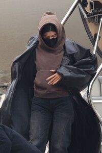 kylie-jenner-arrives-in-paris-on-her-private-jet-01-21-2023-5.jpg