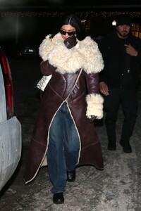 kylie-jenner-in-stylish-winter-ensemble-aspen-12-30-2022-0.jpg