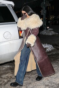 kylie-jenner-in-stylish-winter-ensemble-aspen-12-30-2022-1.jpg