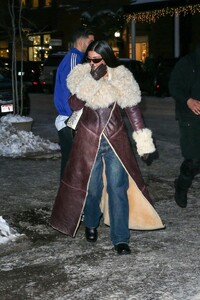 kylie-jenner-in-stylish-winter-ensemble-aspen-12-30-2022-4.jpg