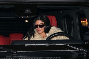kylie-jenner-in-stylish-winter-ensemble-aspen-12-30-2022-5.jpg