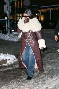 kylie-jenner-in-stylish-winter-ensemble-aspen-12-30-2022-6.jpg