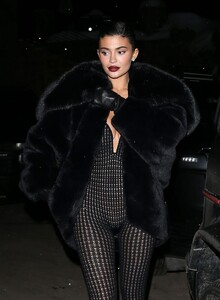 kylie-jenner-night-out-style-aspen-12-31-2022-0.jpg