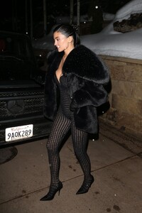 kylie-jenner-night-out-style-aspen-12-31-2022-1.jpg
