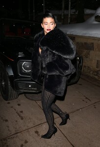 kylie-jenner-night-out-style-aspen-12-31-2022-2.jpg