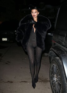 kylie-jenner-night-out-style-aspen-12-31-2022-3.jpg