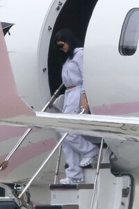 kylie-jenner-touches-down-in-la-01-02-2023-0.jpg