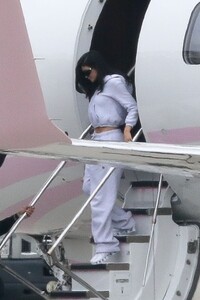 kylie-jenner-touches-down-in-la-01-02-2023-2.jpg