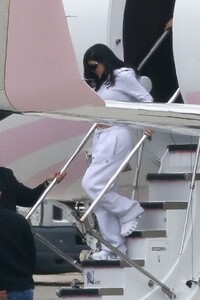 kylie-jenner-touches-down-in-la-01-02-2023-3.jpg