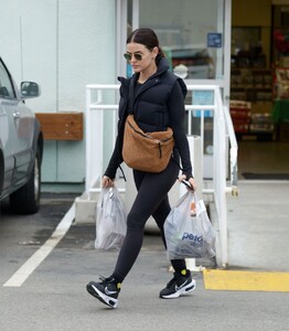 lucy-hale-shopping-at-petco-in-la-01-02-2023-3.jpg